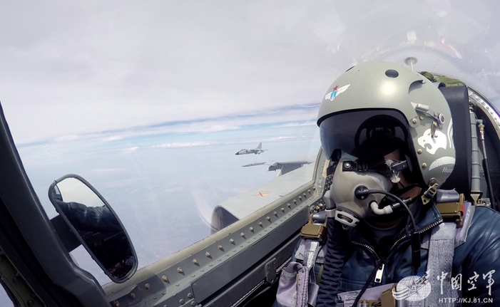 飞行员万米高空玩自拍 飞豹座舱内原来长这样