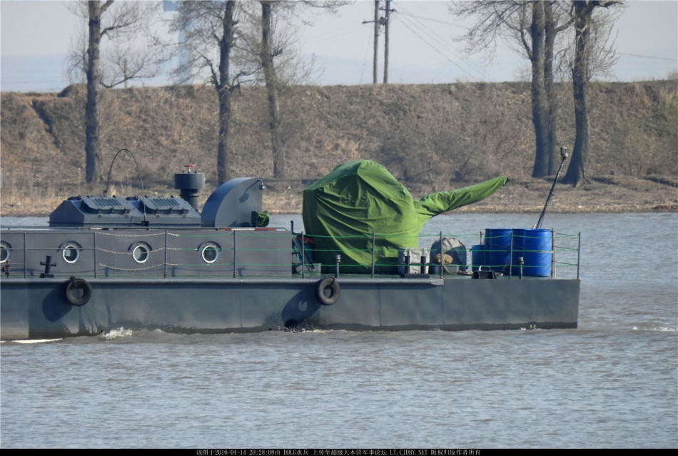 罕见画面:我军炮艇巡防中朝边境 擦肩朝鲜轮船