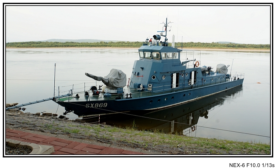 罕见画面:我军炮艇巡防中朝边境 擦肩朝鲜轮船