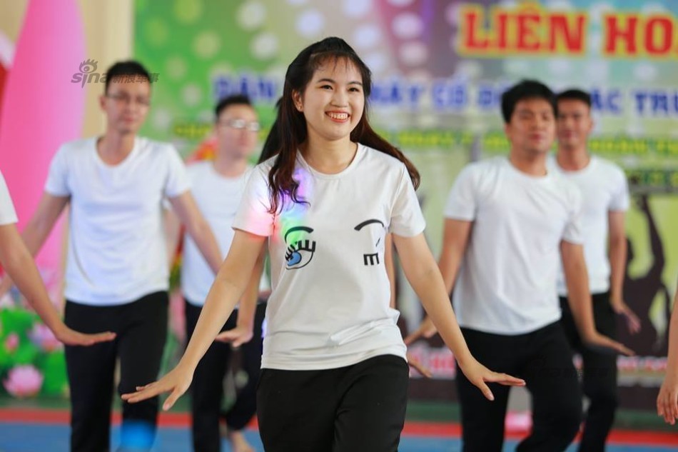 越南文工团女兵亮相 长得还算不错哦