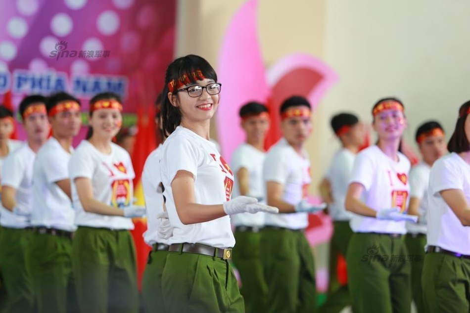 越南的文工团来了!这帮这女兵敢不穿内衣训练