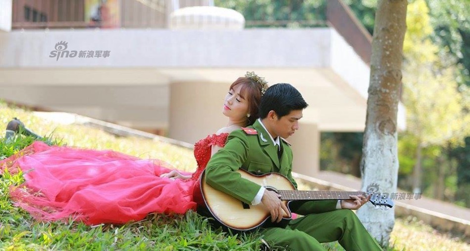 越南文工团女兵亮相 长得还算不错哦