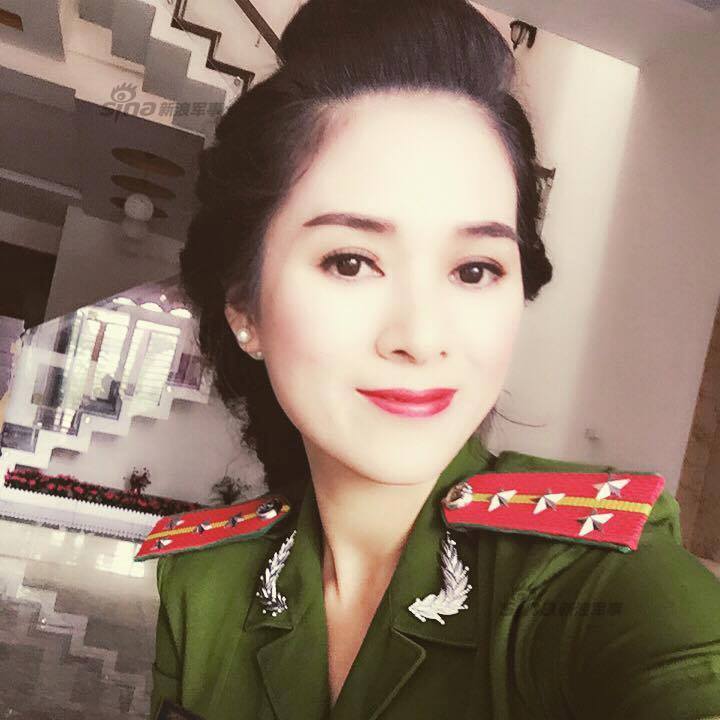 越南文工团女兵亮相 长得还算不错哦 (17/19)