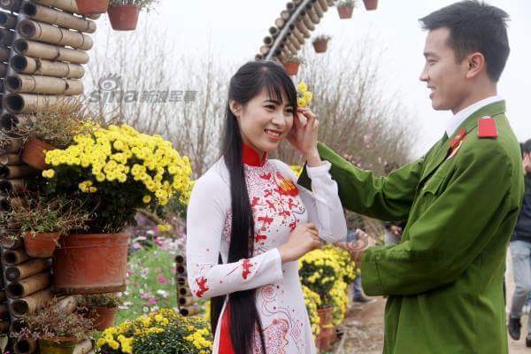 越南文工团女兵亮相 长得还算不错哦