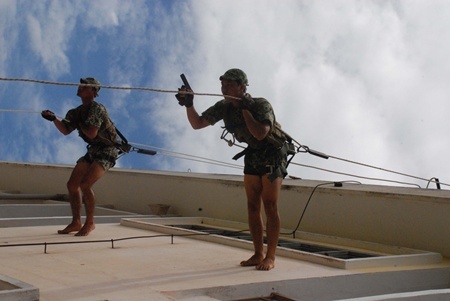 如越南战争期间,南越第3伞兵旅准将旅长被俘后,曾战战兢兢地说:"