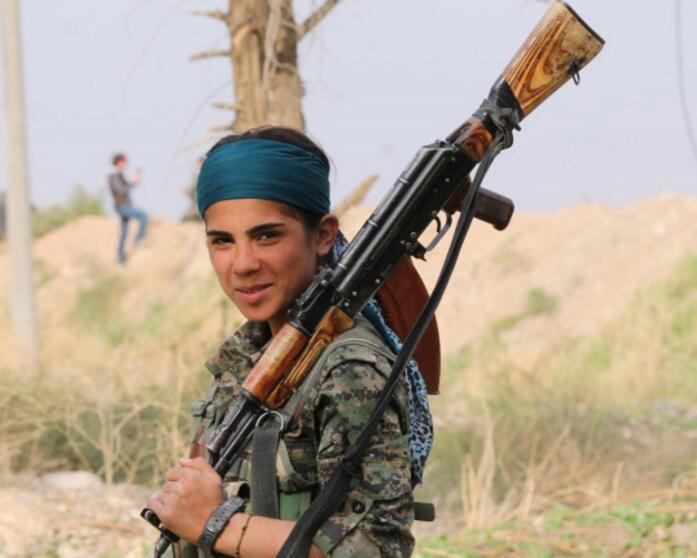 力气真不小!库尔德女兵扛大狙上战场打击is