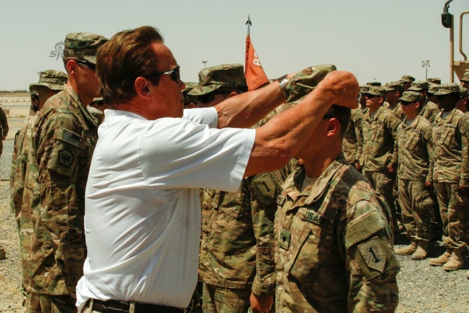 肌肉老爹劳军!施瓦辛格看望驻科威特美国大兵_高清图集_新浪网