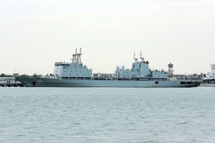 南海舰队某港登陆舰半潜船云集 173号052d现身