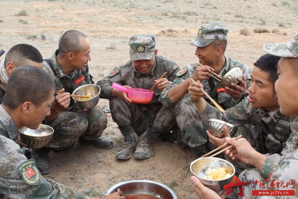 解放军野外战训都吃啥?大漠演习官兵告诉你