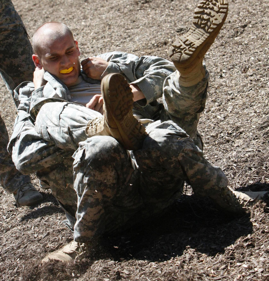 西点军校美国大兵练近距离肉搏