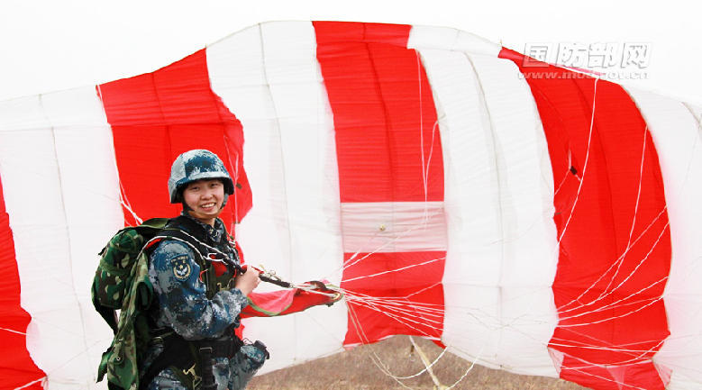 美翻天了!我军女伞兵空降训练展现别样风情