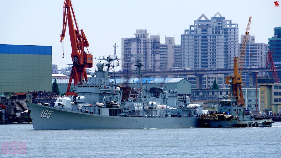 舰艇,平时在媒体上已不多见,而最抢眼的无疑是051型驱逐舰165号湛江舰