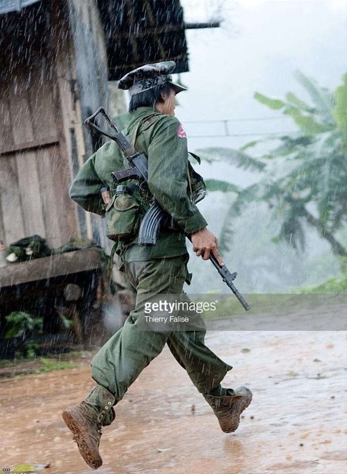 外媒拍缅甸武装的战地生活:穿中国军服打游击_高清图集_新浪网