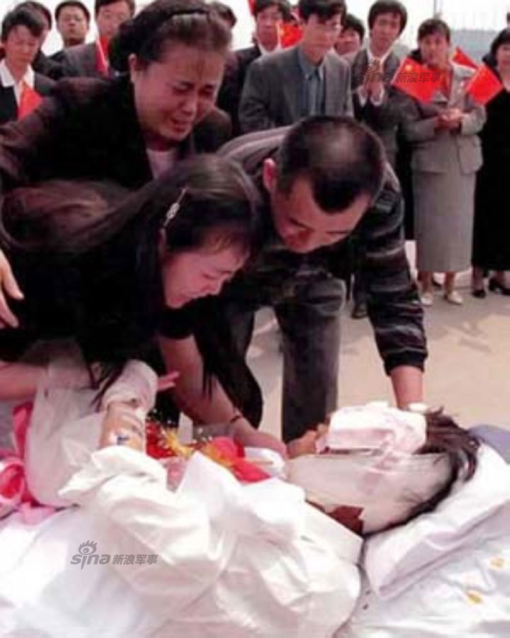 中,新华社记者邵云环,《光明日报》记者许杏虎和他的爱人朱颖不幸遇难