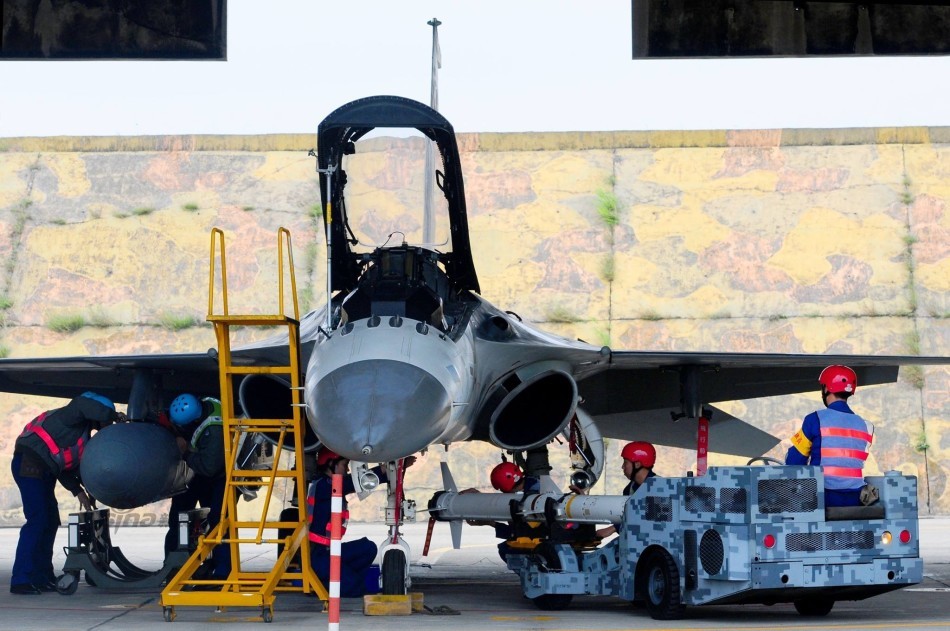 吓唬谁呢?首见台军f16战机挂载鱼叉反舰导弹