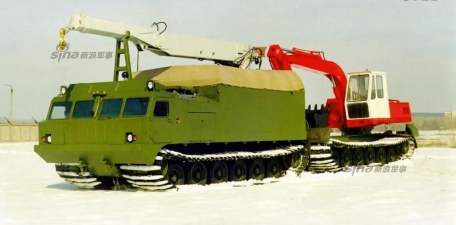 穿越在沙漠的中国枭龙:国产蟒式全地形履带车