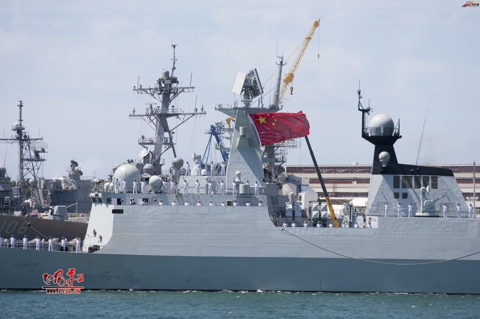 战舰停靠在珍珠港内,大幅面的五星红旗十分抢眼. 153