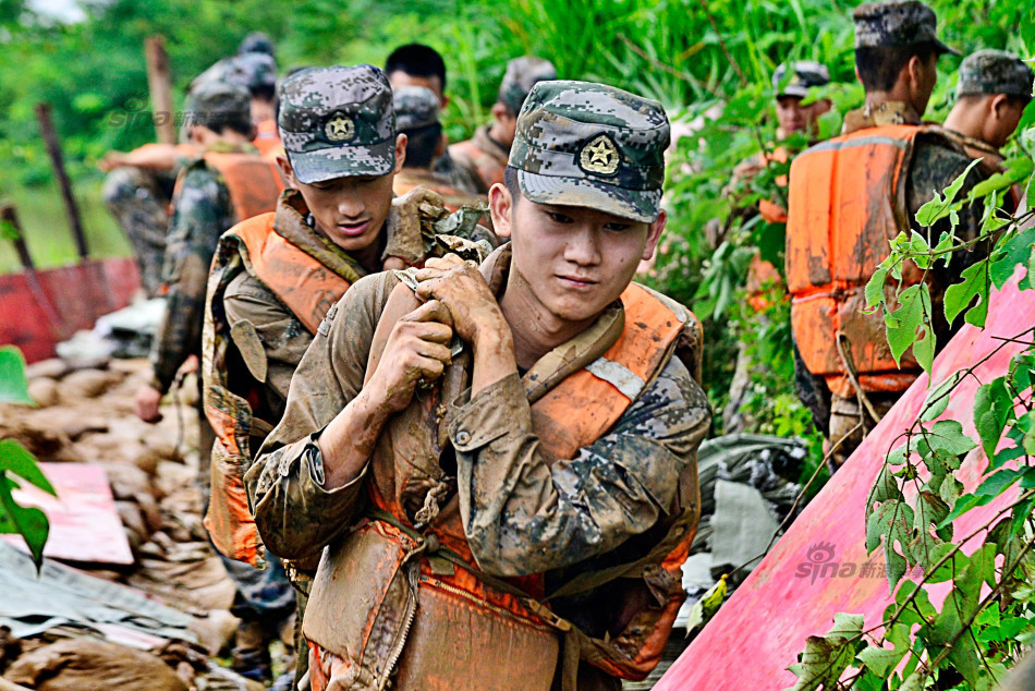 冲锋在抢险第一线12集团军官兵争当抗洪先锋