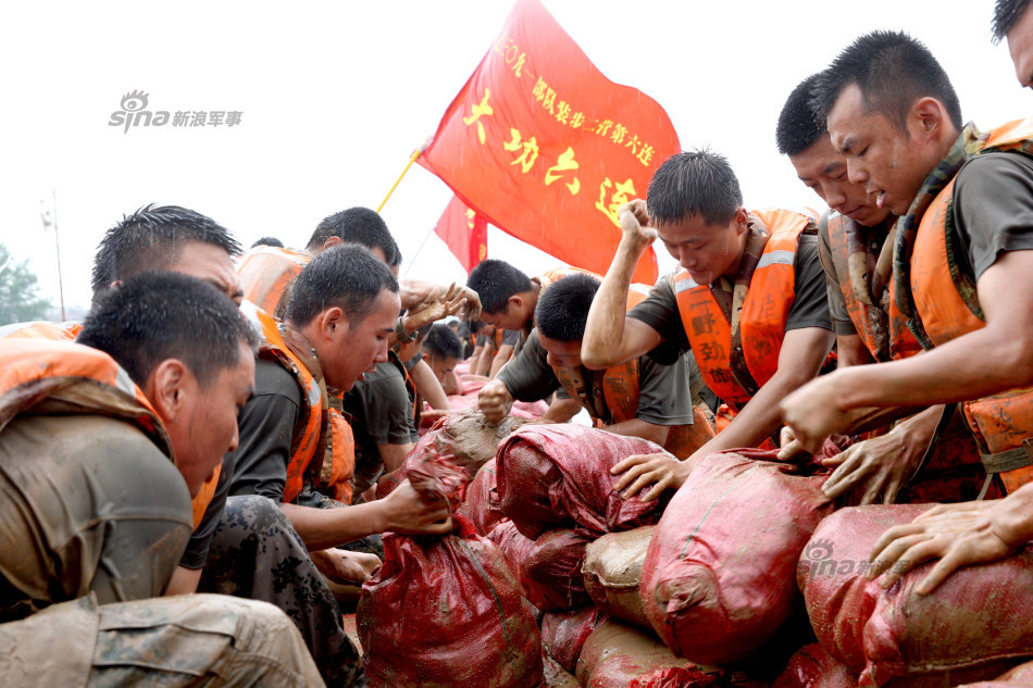 火速增援!12军二野劲旅千名官兵鏖战洪水猛兽