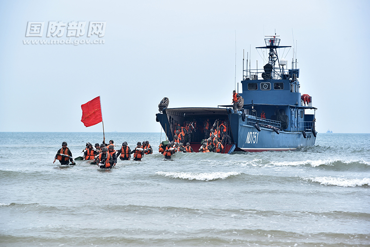 啥时候用野牛?解放军老式067艇抢滩登陆训练