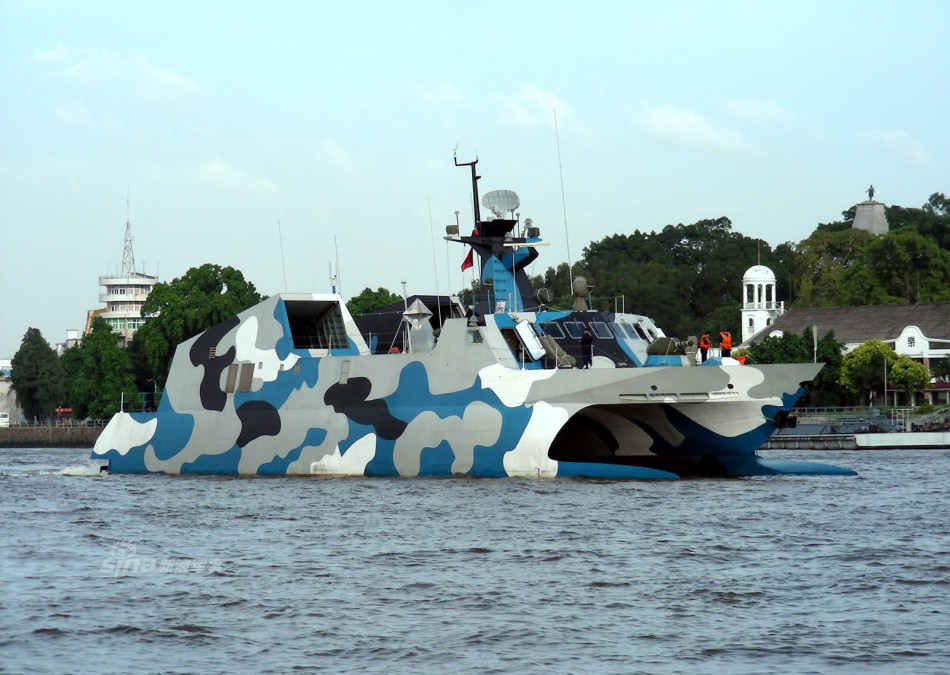 中国海军22型导弹艇(北约代号:红稗级)的最大特色在于高速穿浪双体