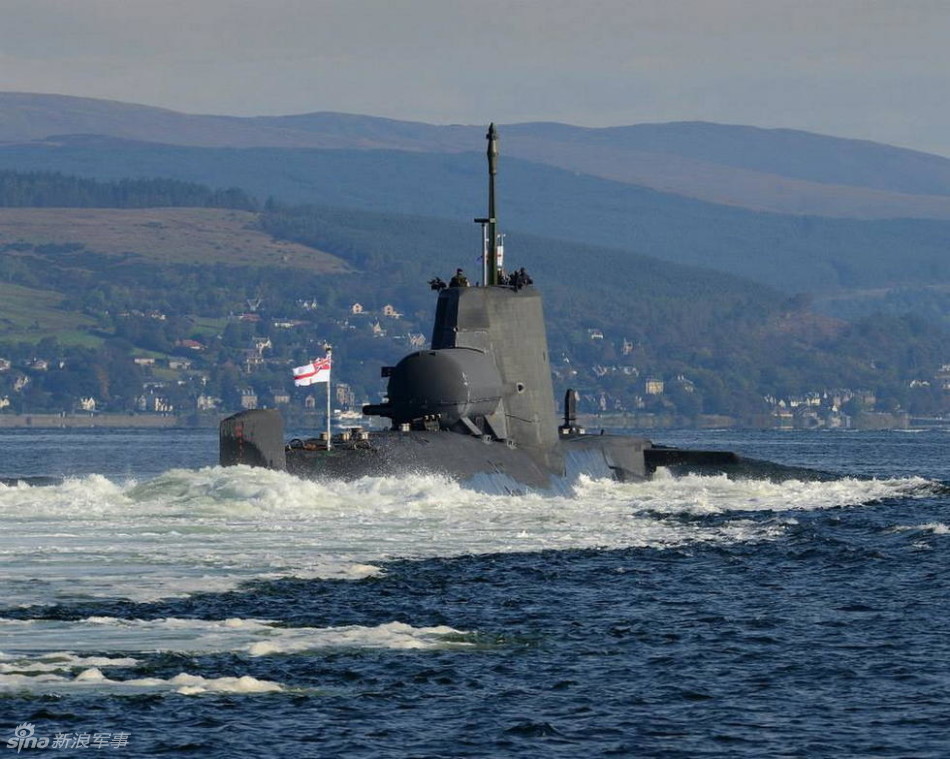 大洋里出交通事故了 英国核潜艇舰桥被商船撞坏