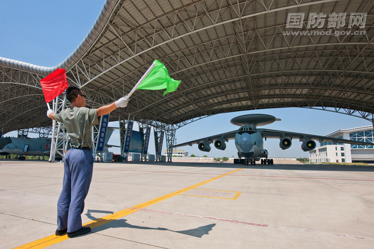 解放军空军金飞镖比武尾声 轰6上演压轴攻击
