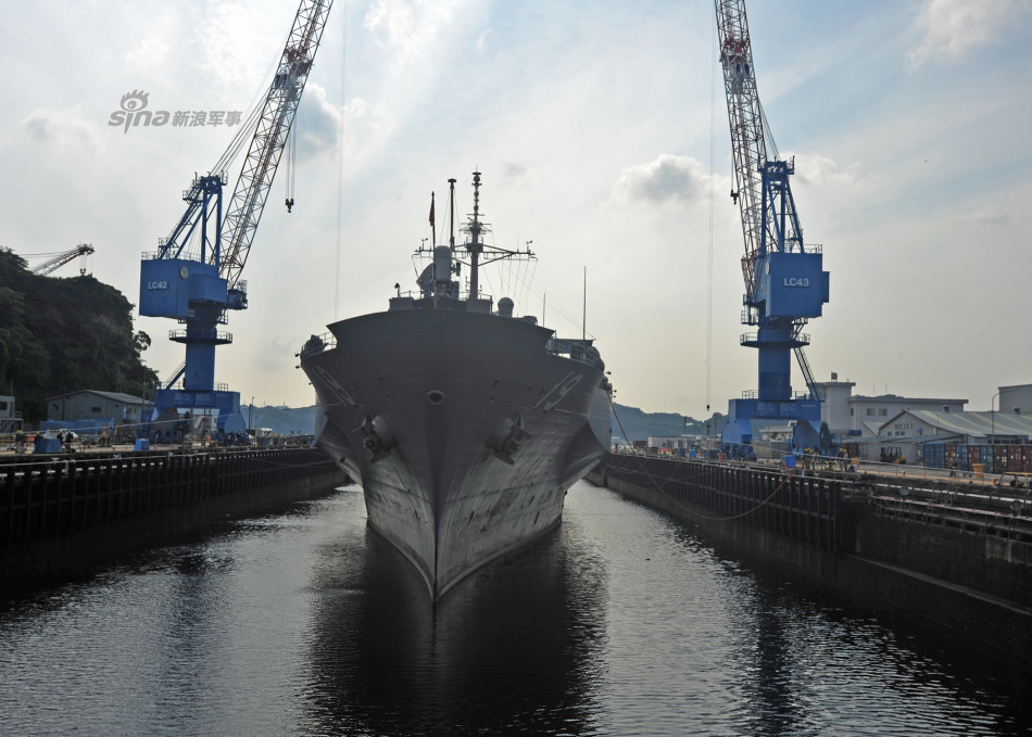 船坞已经注水,蓝岭号上浮.