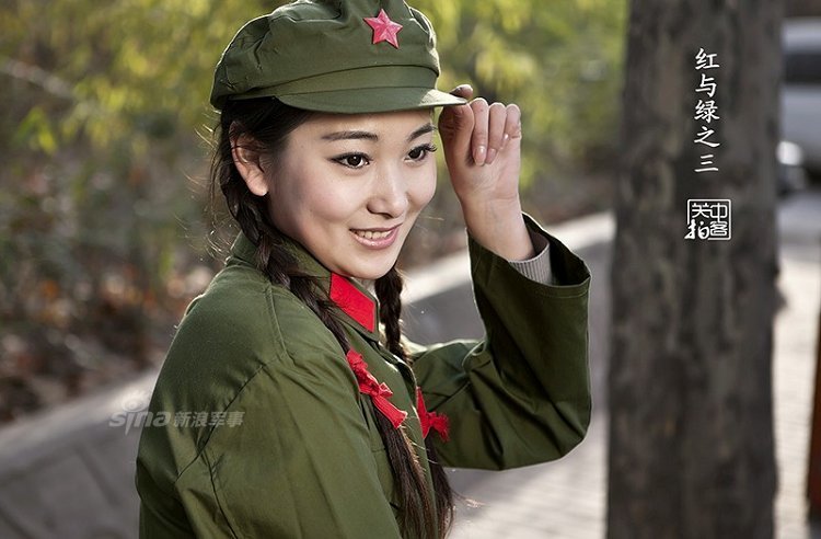 军中绿花惹人醉!穿65式军服的美女清纯动人