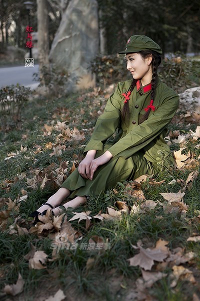 军中绿花惹人醉!穿65式军服的美女清纯动人