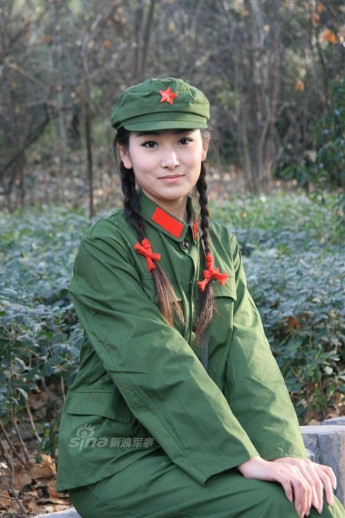 军中绿花惹人醉!穿65式军服的美女清纯动人