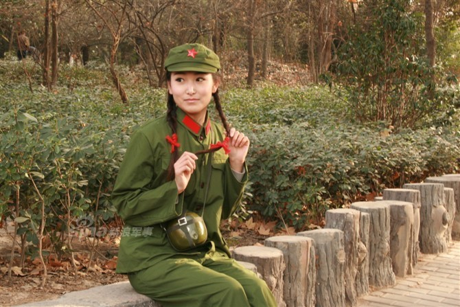 军中绿花惹人醉!穿65式军服的美女清纯动人