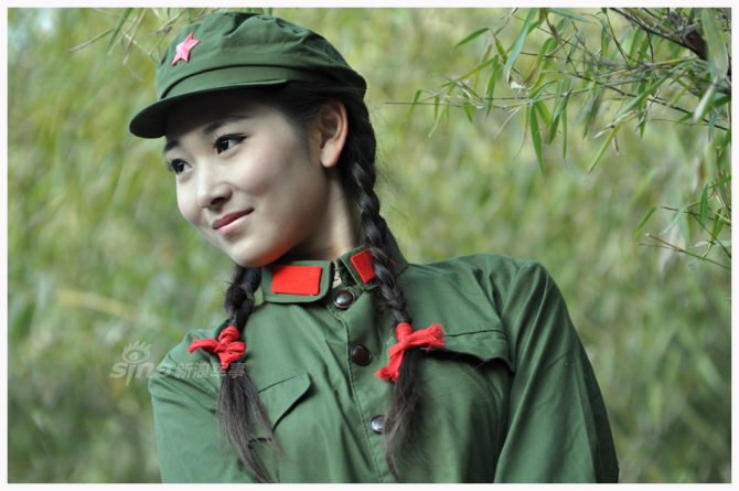 军中绿花惹人醉!穿65式军服的美女清纯动人