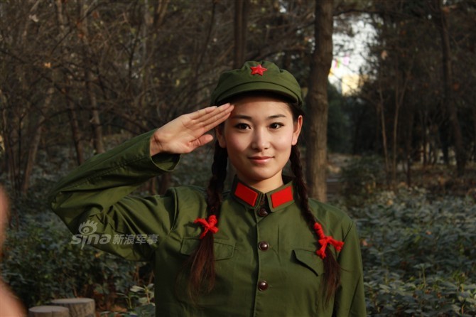 军中绿花惹人醉!穿65式军服的美女清纯动人
