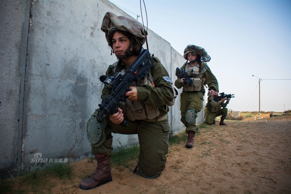 穿军装的沙漠玫瑰!以色列女兵上演女汉子风采