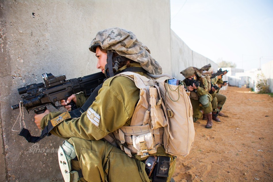 穿军装的沙漠玫瑰!以色列女兵上演女汉子风采