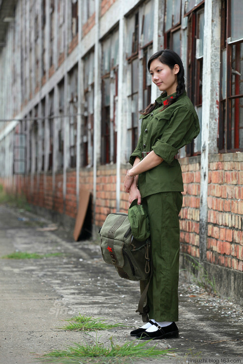 总感觉哪里不对劲?着65式男干部军服的女模特