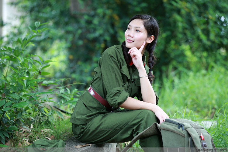 题材也很好,但总感觉哪里看的别扭……对,一是女兵穿了65式男干部军服