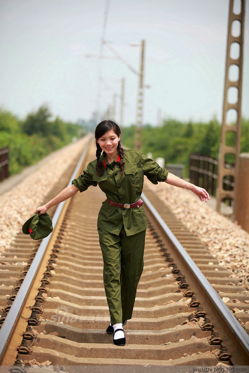 总感觉哪里不对劲?着65式男干部军服的女模特