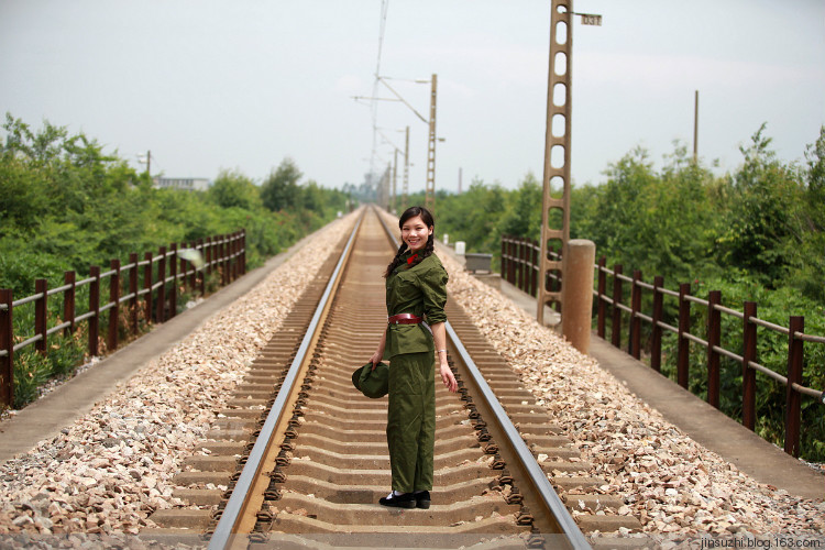 一是女兵穿了65式男干部军服,二是模特把内穿裤腰带当武装带给系在