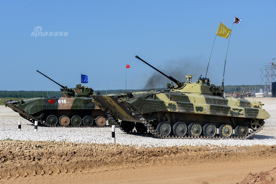 86式步战真帅!解放军86式步兵战车参赛现场图