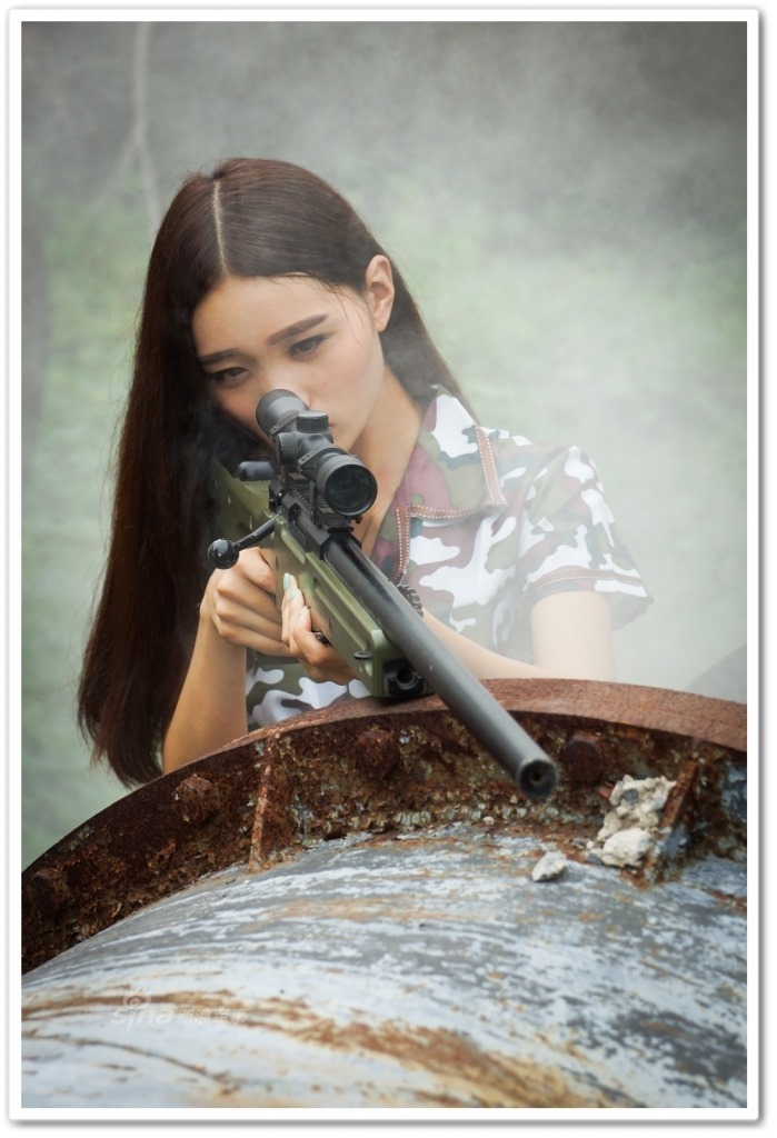 少见女模特手持大狙:中国美女模特拿枪的威风