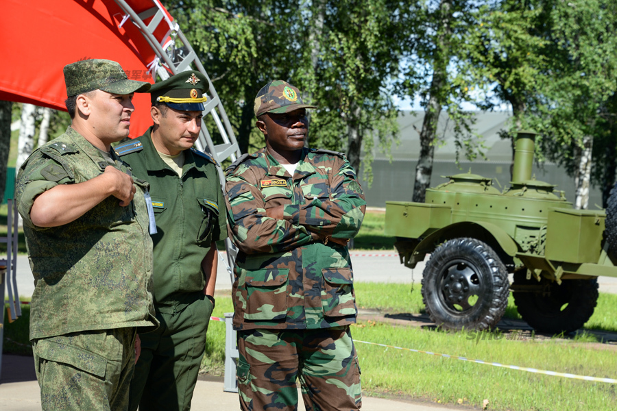 战地厨房大赛解放军厨艺了得!俄军大妈群上场