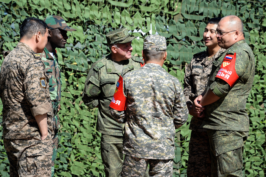 战地厨房大赛解放军厨艺了得!俄军大妈群上场