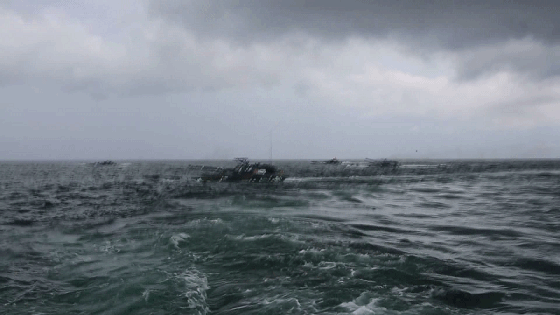 中国海军南海大演习 百辆两栖战车登陆