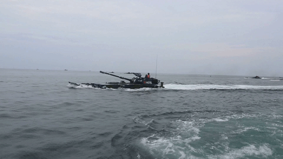 中国海军南海大演习 百辆两栖战车登陆