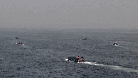 中国海军南海大演习 百辆两栖战车登陆