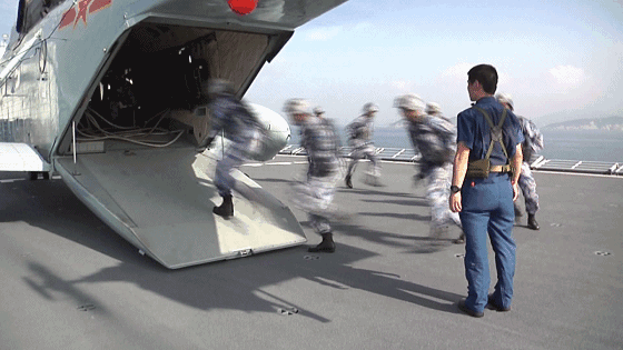 中国海军南海大演习 百辆两栖战车登陆