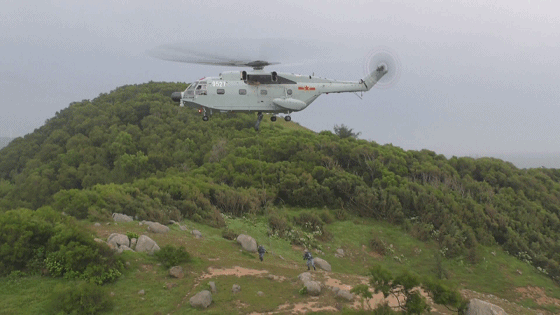 中国海军南海大演习 百辆两栖战车登陆