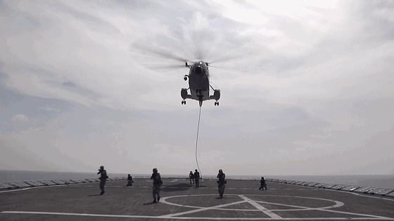 中国海军南海大演习 百辆两栖战车登陆